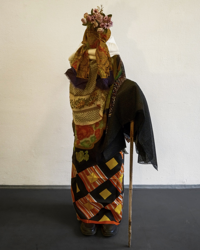 Tevž Sattler, Babushka, Skulptura iz različnih materialov, 2026